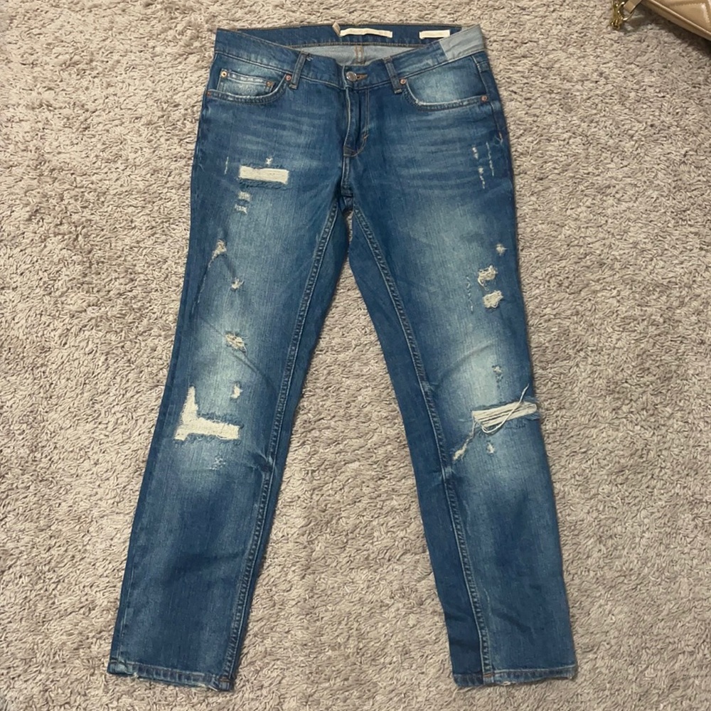 Relaxed fit distressed ankle jean